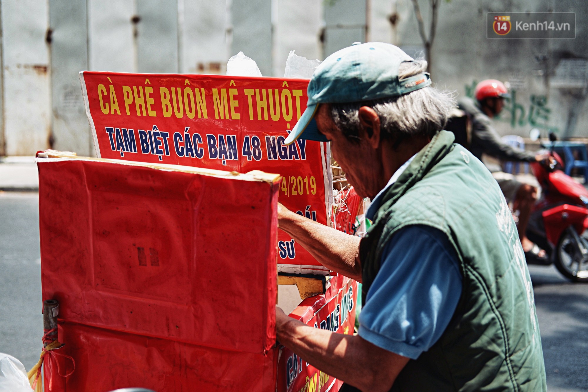 Chuyện đời của người cha sau tấm bảng thông báo đầy tự hào: Vợ mất, phải bán nhà để có tiền cho 2 cô con gái ăn học bên đất Mỹ