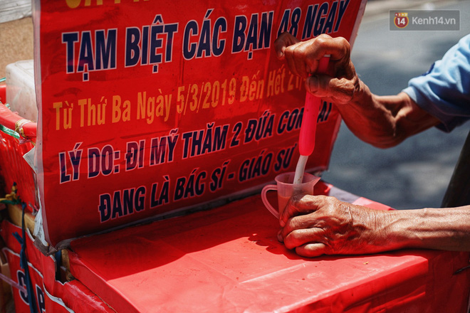 Chuyện đời của người cha sau tấm bảng thông báo đầy tự hào: Vợ mất, phải bán nhà để có tiền cho 2 cô con gái ăn học bên đất Mỹ