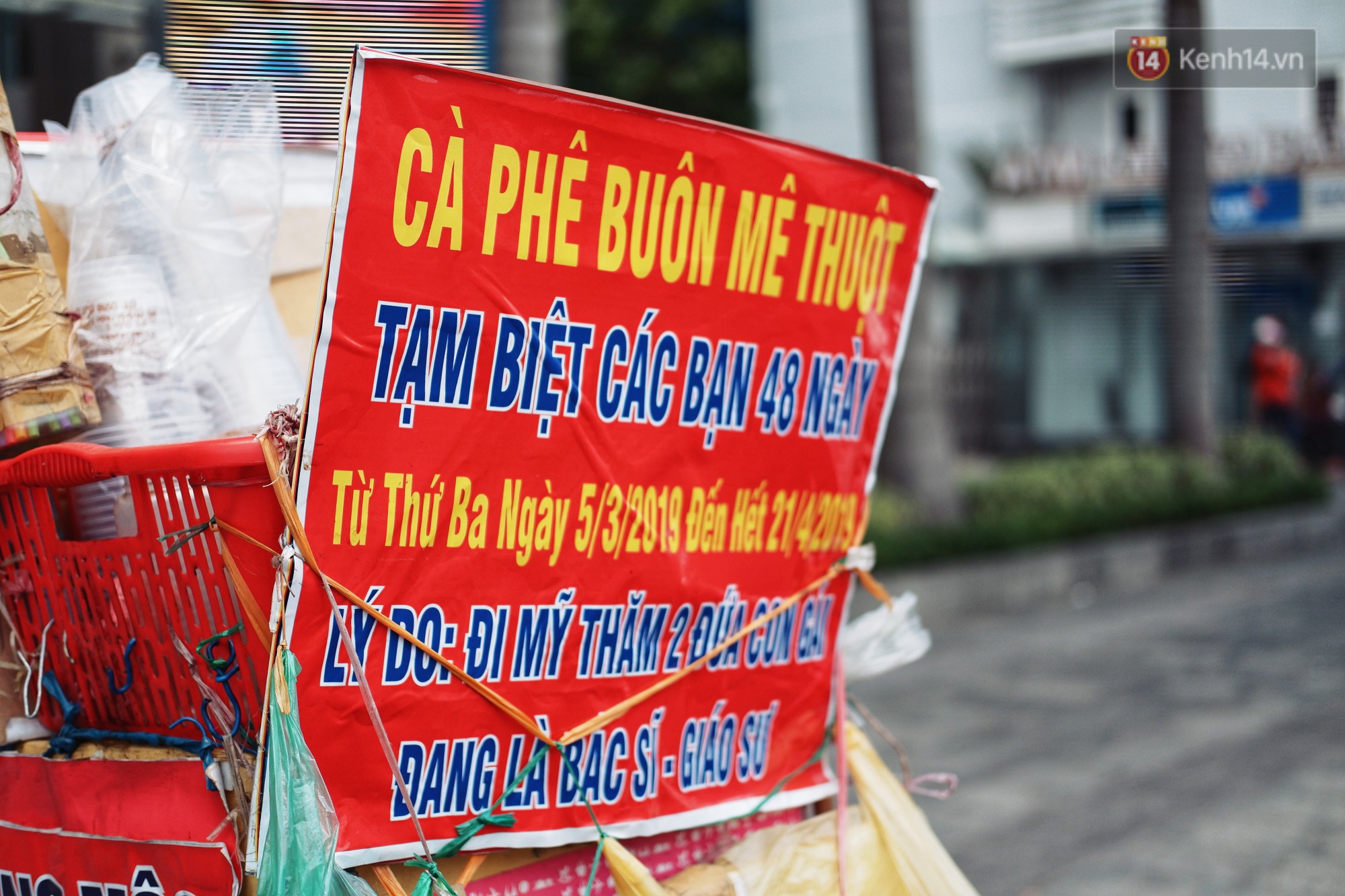 Chuyện đời của người cha sau tấm bảng thông báo đầy tự hào: Vợ mất, phải bán nhà để có tiền cho 2 cô con gái ăn học bên đất Mỹ