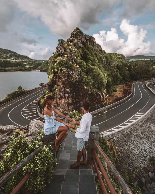 Đôi trẻ bị chỉ trích vì đu người ra khỏi tàu để chụp ảnh câu like