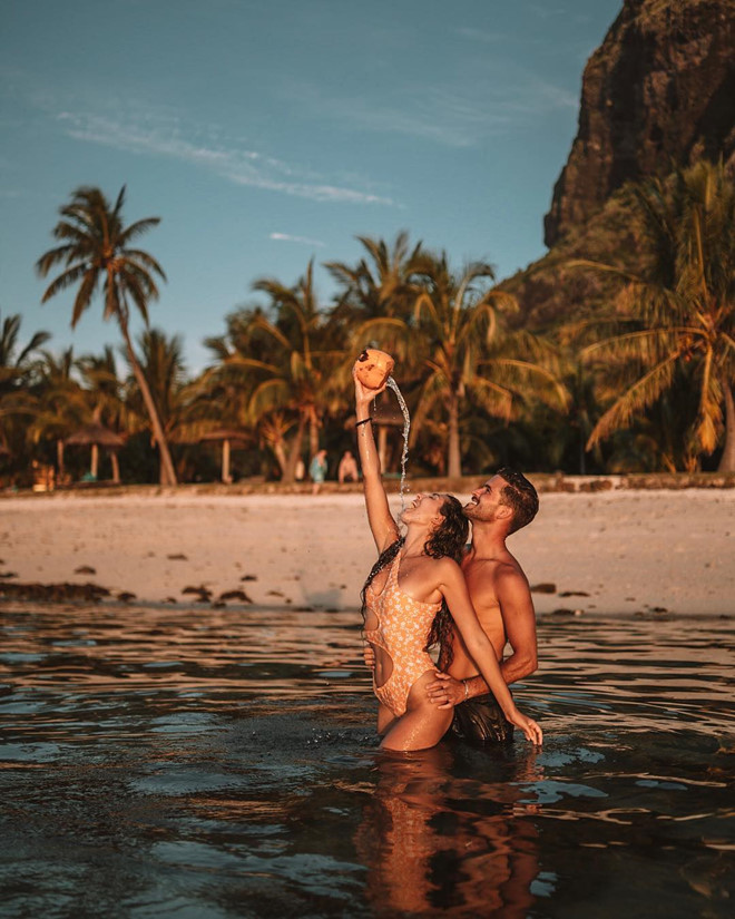 Đôi trẻ bị chỉ trích vì đu người ra khỏi tàu để chụp ảnh câu like