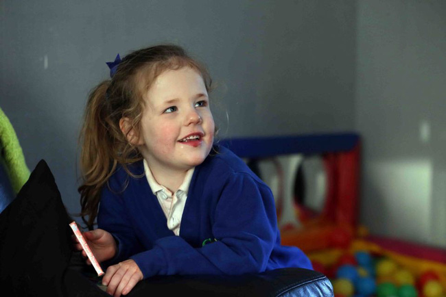 Ngủ một giấc, bé gái tỉnh dậy bất ngờ mất đi khả năng giao tiếp và đi lại khiến cả nhà nín lặng trong đau đớn