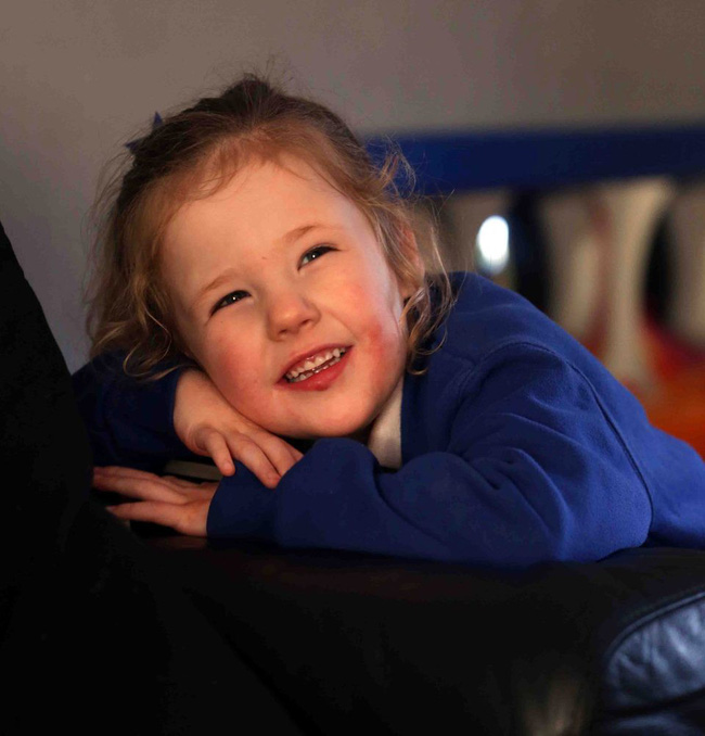 Ngủ một giấc, bé gái tỉnh dậy bất ngờ mất đi khả năng giao tiếp và đi lại khiến cả nhà nín lặng trong đau đớn