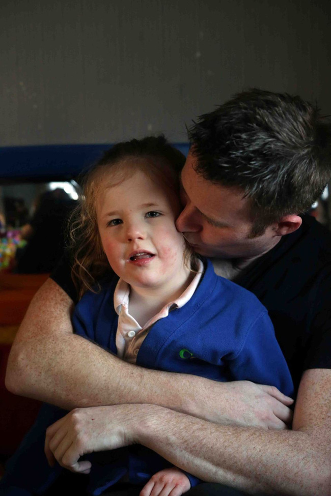 Ngủ một giấc, bé gái tỉnh dậy bất ngờ mất đi khả năng giao tiếp và đi lại khiến cả nhà nín lặng trong đau đớn