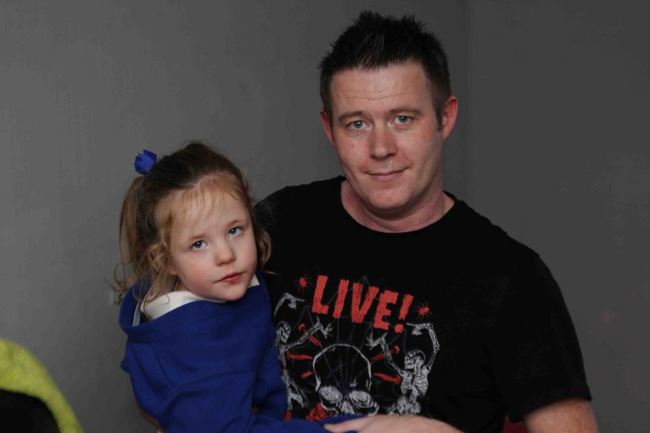 Ngủ một giấc, bé gái tỉnh dậy bất ngờ mất đi khả năng giao tiếp và đi lại khiến cả nhà nín lặng trong đau đớn