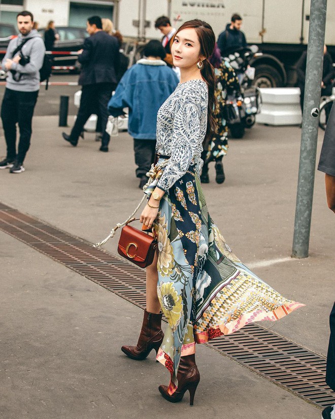 Khiến các cô nàng sành điệu nhất phải chết mê chết mệt, chiếc túi chữ C bí ẩn này chính là IT bag của mùa Xuân năm nay