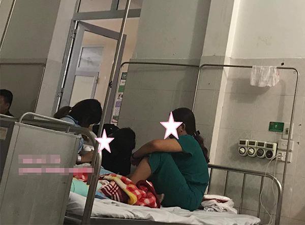 Hội chị em tranh cãi dữ dội vì hành động trùm chăn nhạy cảm của anh chồng 98 trong phòng bệnh viện đông đúc