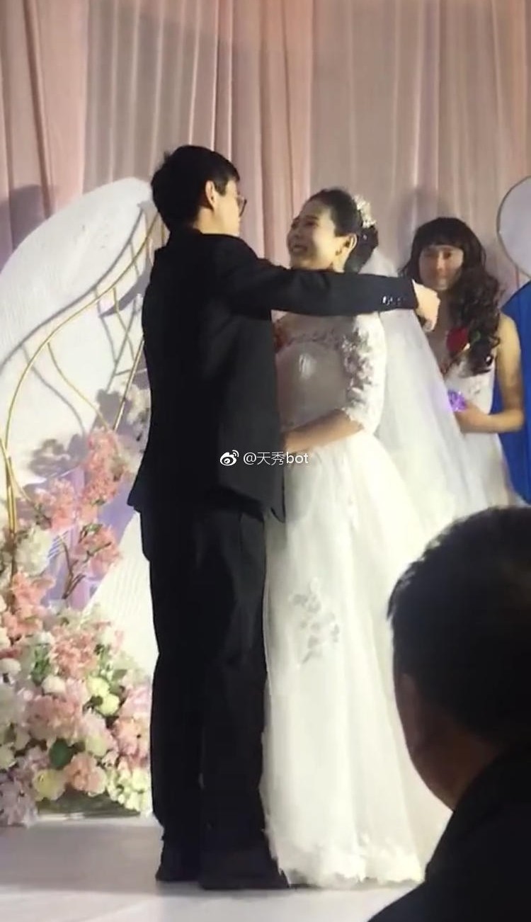 Đám cưới nhưng không đủ phù dâu, cô dâu chú rể nhanh trí xử lý khiến dân mạng được phen cười lăn lộn