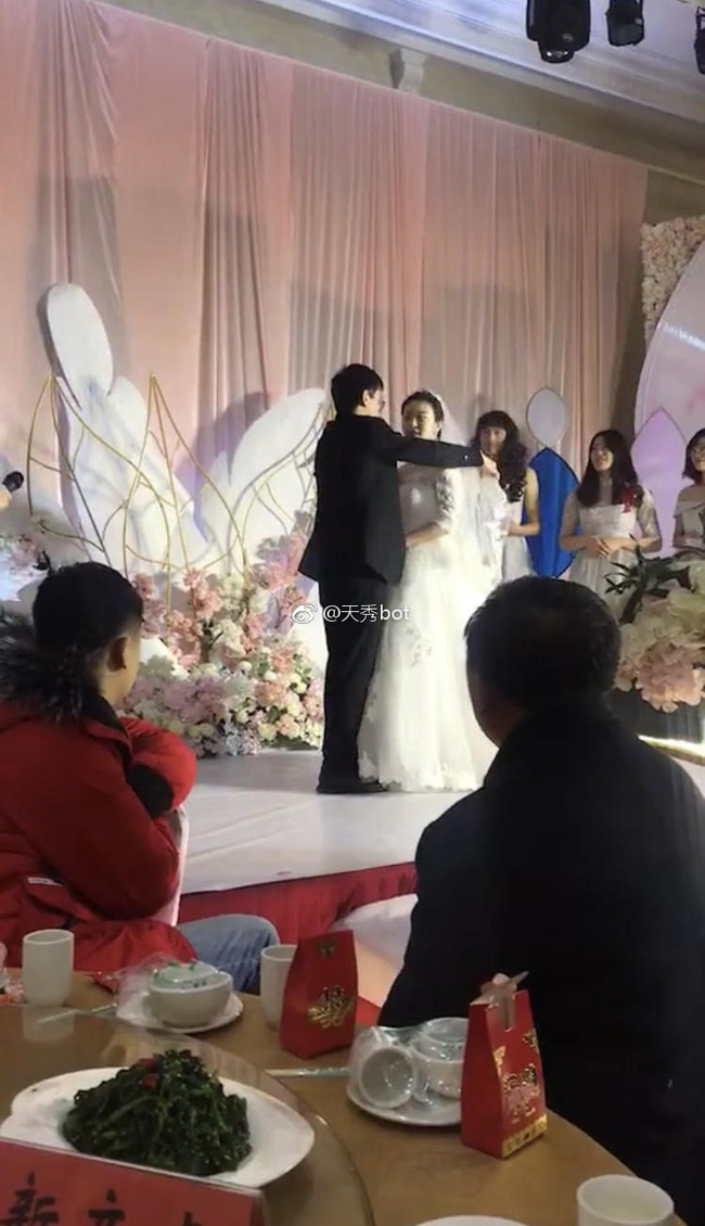 Đám cưới nhưng không đủ phù dâu, cô dâu chú rể nhanh trí xử lý khiến dân mạng được phen cười lăn lộn