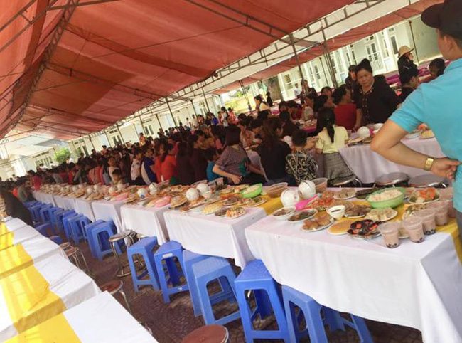 Choáng với bữa tiệc quê hơn 300 mâm cỗ đề huề 20 món, thú vị nhất là đồ uống tráng miệng