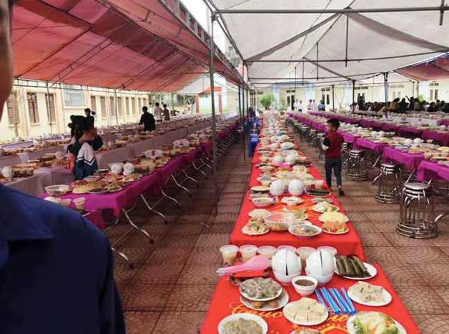 Choáng với bữa tiệc quê hơn 300 mâm cỗ đề huề 20 món, thú vị nhất là đồ uống tráng miệng