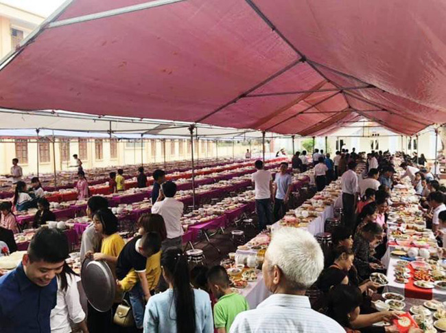 Choáng với bữa tiệc quê hơn 300 mâm cỗ đề huề 20 món, thú vị nhất là đồ uống tráng miệng