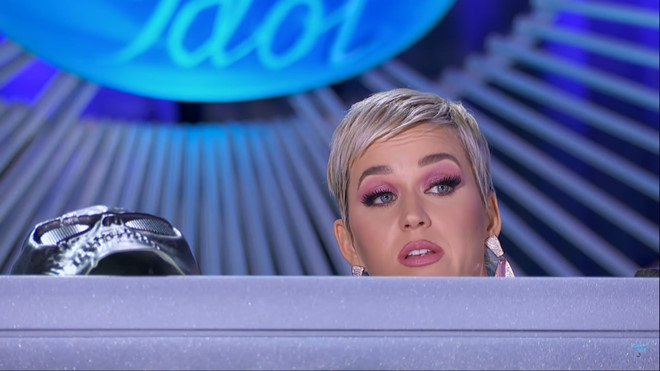 Thí sinh American Idol khiến Katy Perry hốt hoảng trốn dưới gầm bàn