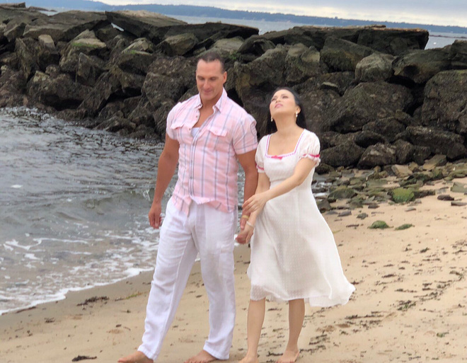 Hà Phương chơi sang, đặt quảng cáo trên đường phố Los Angeles, phát MV ở 100 đài truyền hình nổi tiếng