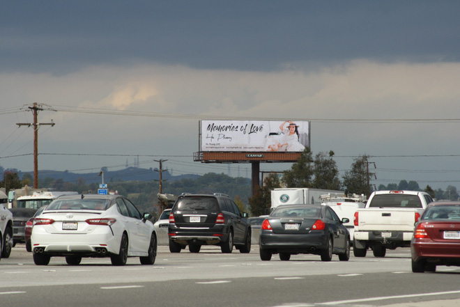 Hà Phương chơi sang, đặt quảng cáo trên đường phố Los Angeles, phát MV ở 100 đài truyền hình nổi tiếng