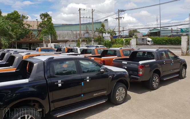 Tranh mua loại ô tô cồng kềnh: Phí chưa tăng đã bị dân buôn ăn chặn