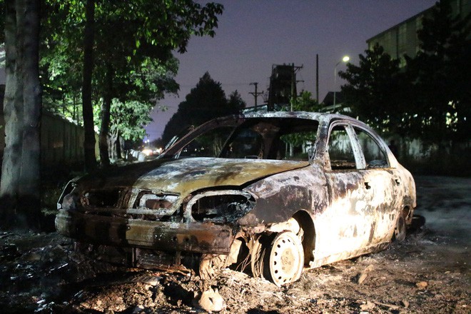 Tài xế tập lái lao xe vào đống rác, xe du lịch bốc cháy dữ dội