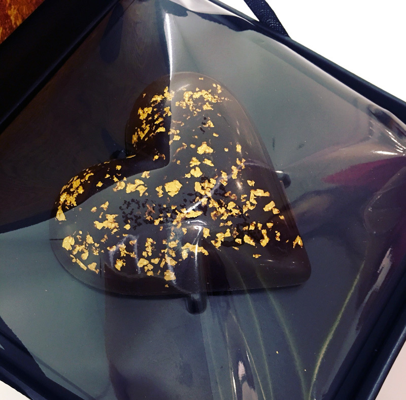 Socola rắc vàng: Thanh niên nghiến răng mua quà cầu hôn bạn gái 8/3