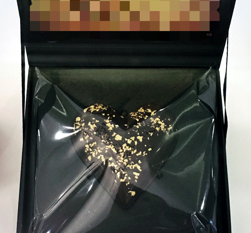 Socola rắc vàng: Thanh niên nghiến răng mua quà cầu hôn bạn gái 8/3