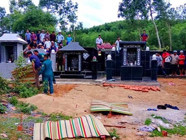 Con trai sát hại mẹ bên cạnh mộ của cha