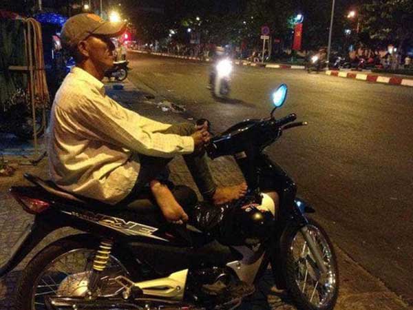 Cuộc trò chuyện trên chuyến xe ôm và lời thú nhận cuối của tài xế khiến vị khách bật khóc