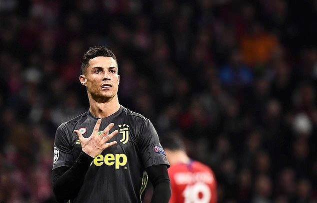 Ronaldo và đồng đội dự tiệc cùng 60 người mẫu
