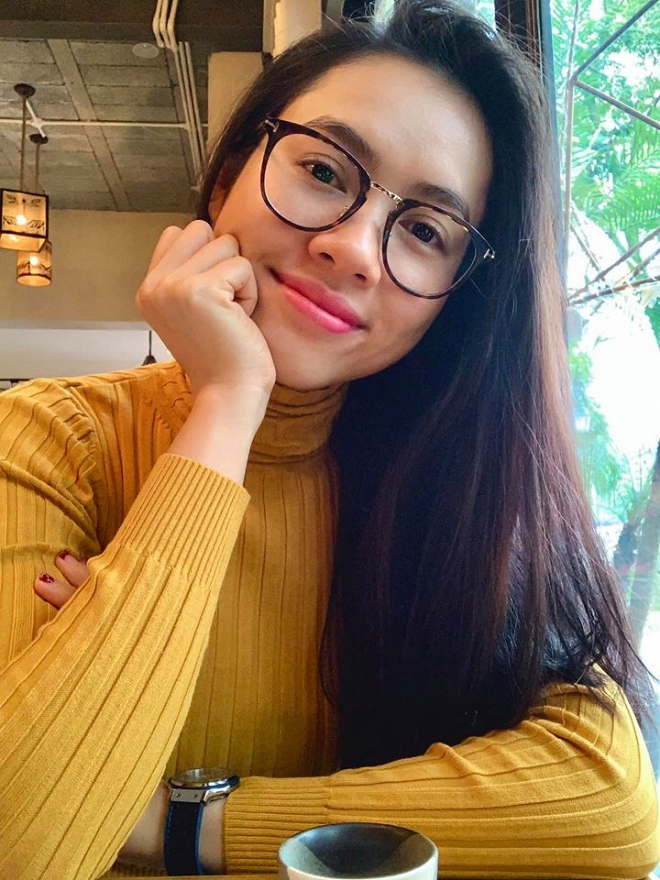 Á hậu Hoàng My xuất hiện sau lùm xùm vạ miệng nhưng lại để lộ dấu hiệu tăng cân, vòng 2 lớn bất thường