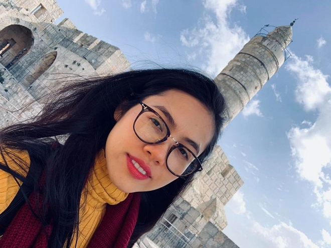 Á hậu Hoàng My xuất hiện sau lùm xùm vạ miệng nhưng lại để lộ dấu hiệu tăng cân, vòng 2 lớn bất thường