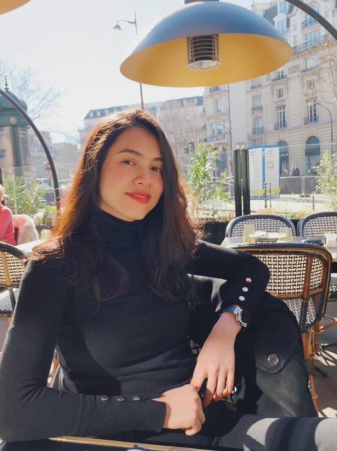 Á hậu Hoàng My xuất hiện sau lùm xùm vạ miệng nhưng lại để lộ dấu hiệu tăng cân, vòng 2 lớn bất thường