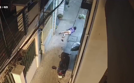 Clip: Chủ quan không đóng cốp xe trước cửa nhà, cô gái trẻ vừa mất của vừa bị tên cướp manh động đạp sõng soài ra đường
