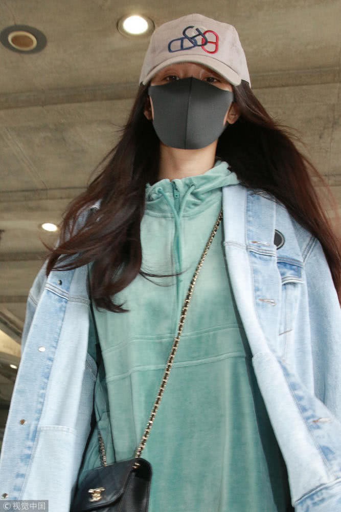 Dương Mịch mệt mỏi, ủ rũ khi quay trở lại Hong Kong thăm con gái Tiểu Gạo Nếp một lần nữa