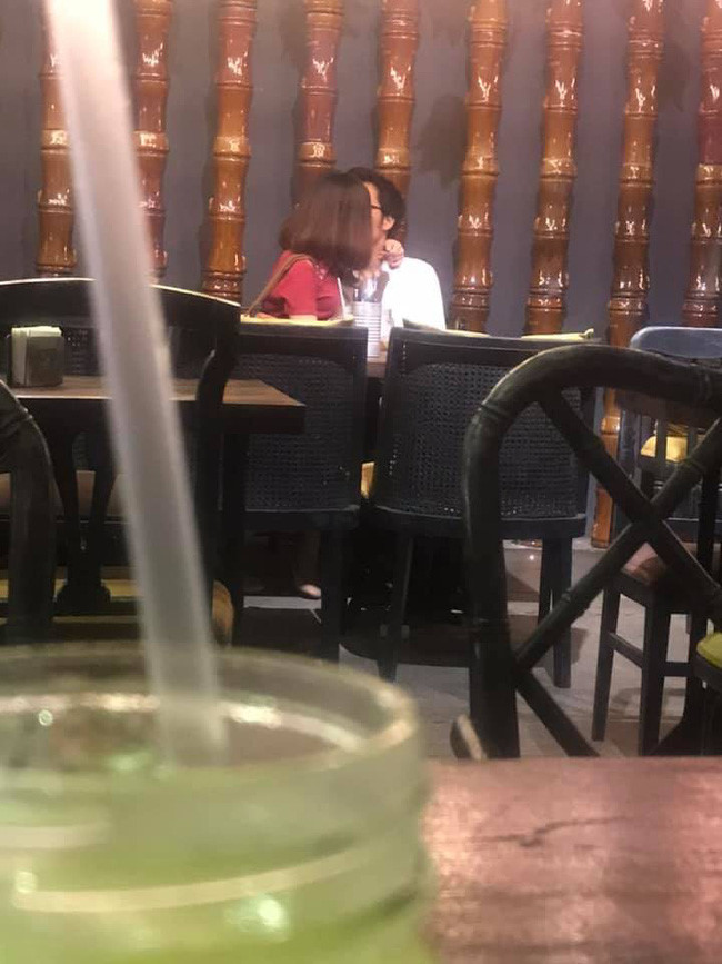 Đôi trai gái bị lên án khi ôm hôn ở quán ăn trên phố đi bộ Nguyễn Huệ