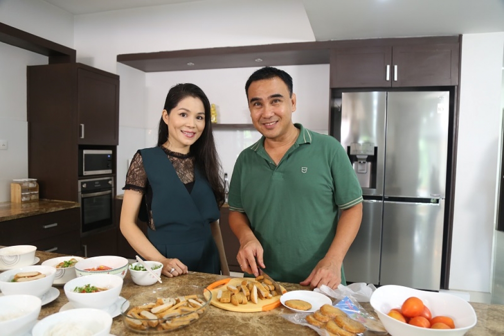 Không chỉ giỏi việc nước mà MC Quyền Linh còn đảm việc nhà khi đích thân vào bếp nấu đồ ăn cho vợ mỗi ngày