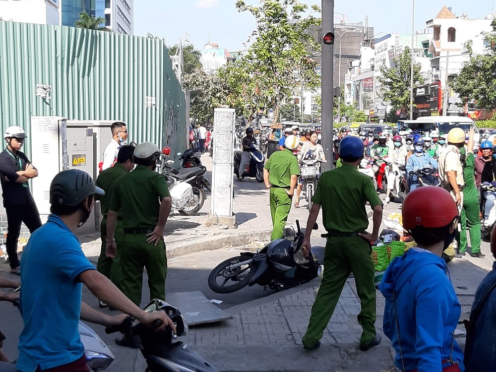 Đang đi đường, nam thanh niên bị thanh ván từ cao ốc rơi trúng đầu, ngã gục
