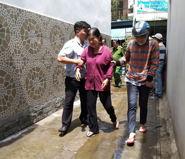 TP.HCM: Cháy 2 căn nhà trong hẻm, người phụ nữ lớn tuổi ngã quỵ, gào khóc vì mất hết tài sản