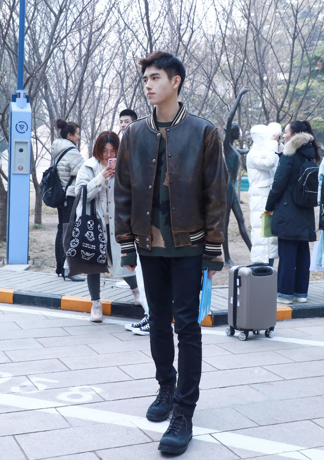 Nam thần đeo khẩu trang từng gây náo loạn cổng trường thi nay đã mở khẩu trang, nhan sắc thực lại đốn tim fangirl