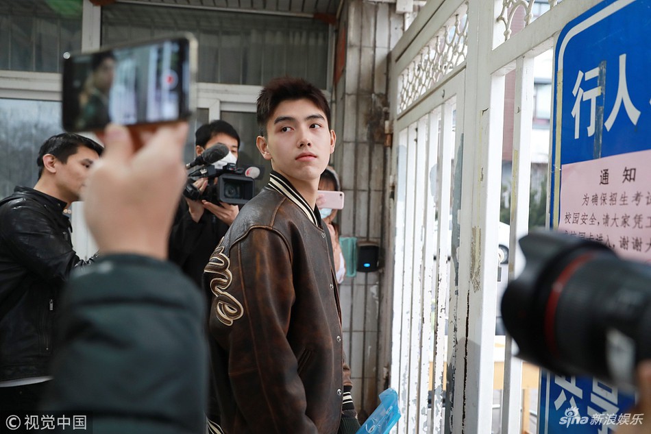 Nam thần đeo khẩu trang từng gây náo loạn cổng trường thi nay đã mở khẩu trang, nhan sắc thực lại đốn tim fangirl