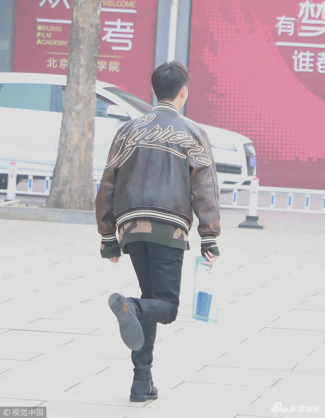 Nam thần đeo khẩu trang từng gây náo loạn cổng trường thi nay đã mở khẩu trang, nhan sắc thực lại đốn tim fangirl