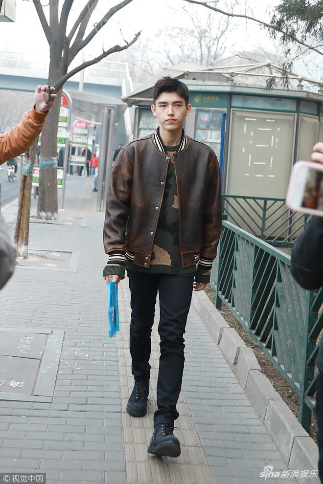 Nam thần đeo khẩu trang từng gây náo loạn cổng trường thi nay đã mở khẩu trang, nhan sắc thực lại đốn tim fangirl