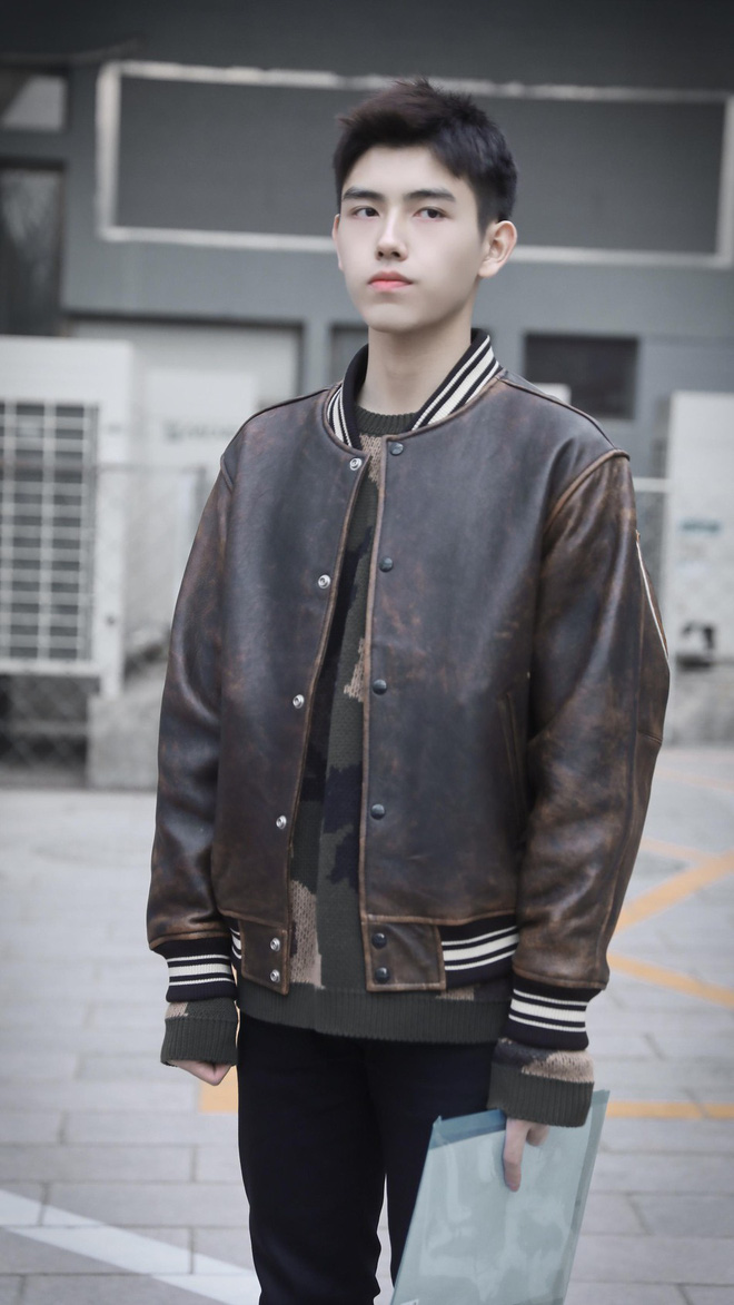 Nam thần đeo khẩu trang từng gây náo loạn cổng trường thi nay đã mở khẩu trang, nhan sắc thực lại đốn tim fangirl