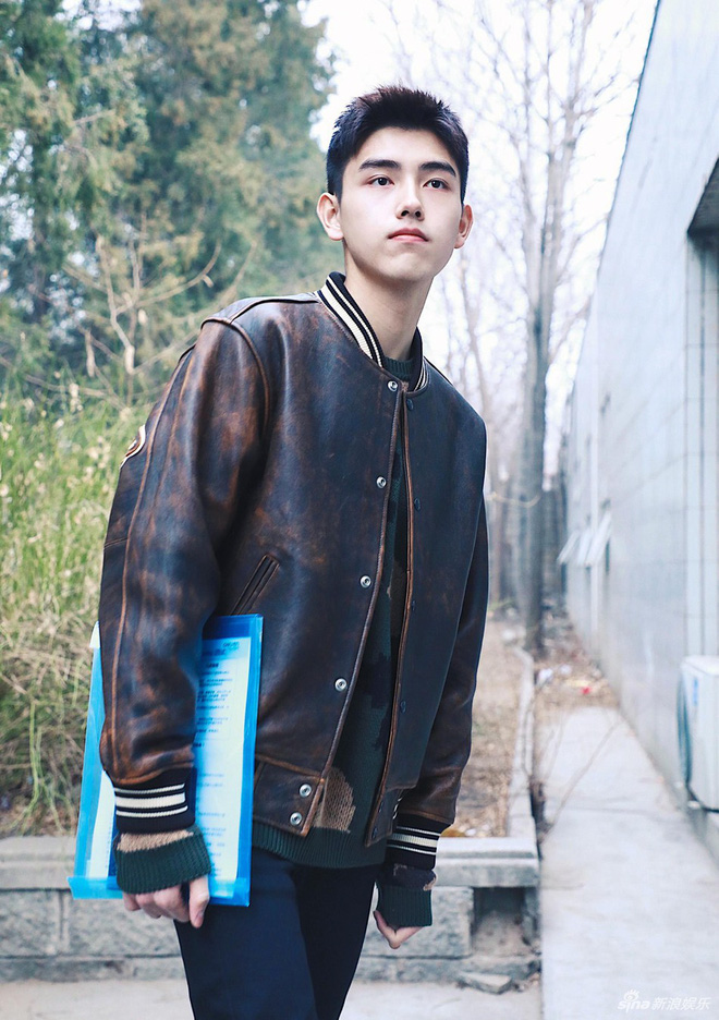 Nam thần đeo khẩu trang từng gây náo loạn cổng trường thi nay đã mở khẩu trang, nhan sắc thực lại đốn tim fangirl