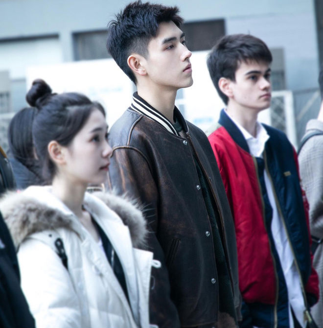 Nam thần đeo khẩu trang từng gây náo loạn cổng trường thi nay đã mở khẩu trang, nhan sắc thực lại đốn tim fangirl