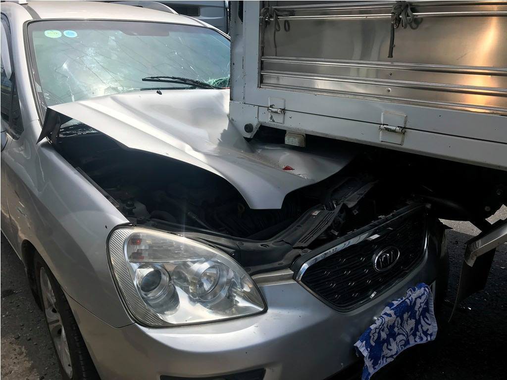 Hai người bị thương nặng, quốc lộ 1A ùn ứ kéo dài sau tai nạn liên hoàn