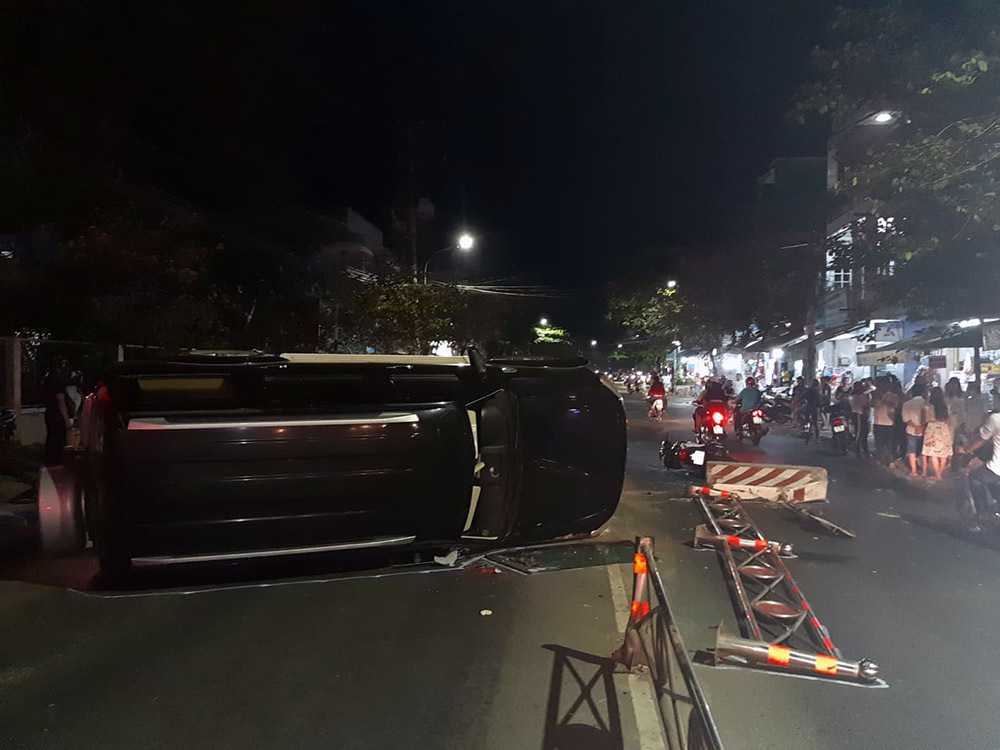 Ô tô biển xanh tông xe SH rồi phơi bụng giữa đường