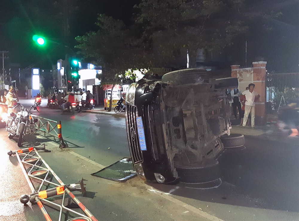 Ô tô biển xanh tông xe SH rồi phơi bụng giữa đường