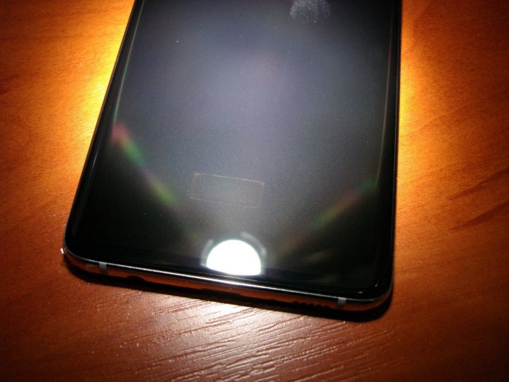 Cảm biến vân tay siêu âm Galaxy S10 lệch về bên trái