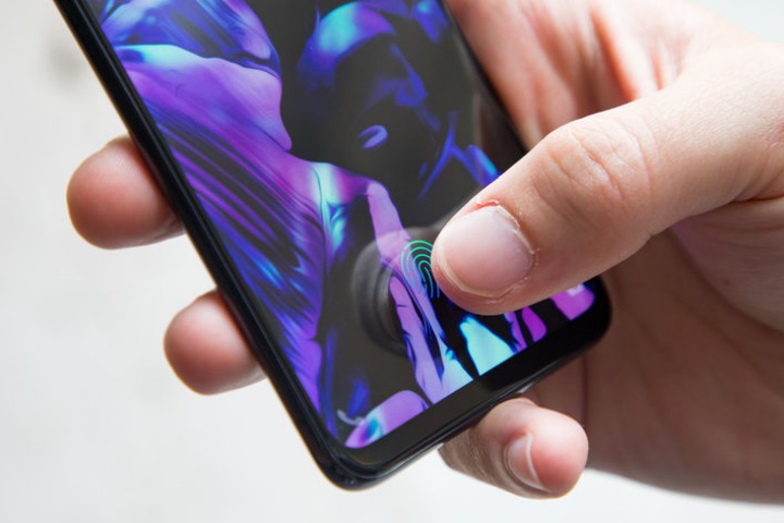 Cảm biến vân tay siêu âm Galaxy S10 lệch về bên trái