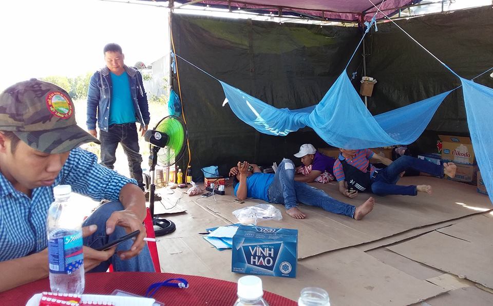 Kỳ lạ cả chục người dựng lều, ăn mì ngồi đếm xe qua trạm BOT