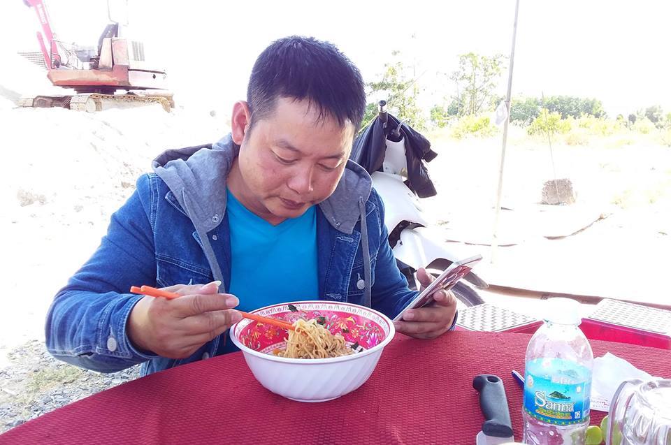 Kỳ lạ cả chục người dựng lều, ăn mì ngồi đếm xe qua trạm BOT