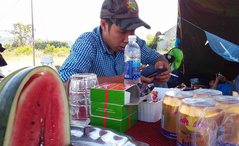 Kỳ lạ cả chục người dựng lều, ăn mì ngồi đếm xe qua trạm BOT